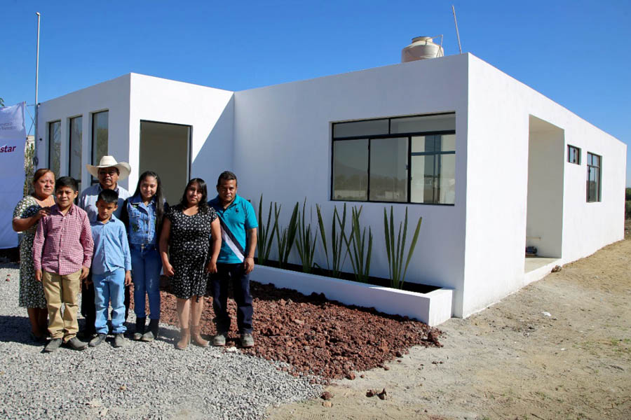 Recibió casa familia afectada por socavón en Juan C Bonilla