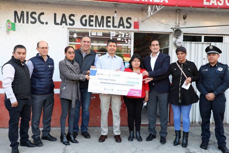 Entregó Eduardo Rivera cheque del programa Créditos Contigo