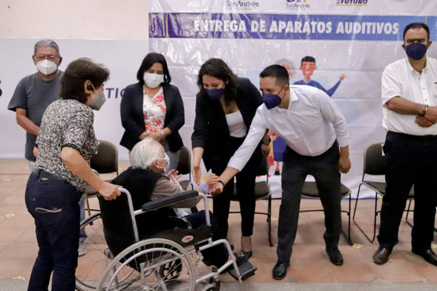 Entregó Mundo Tlatehui y Lupita Cuautle aparatos auditivos