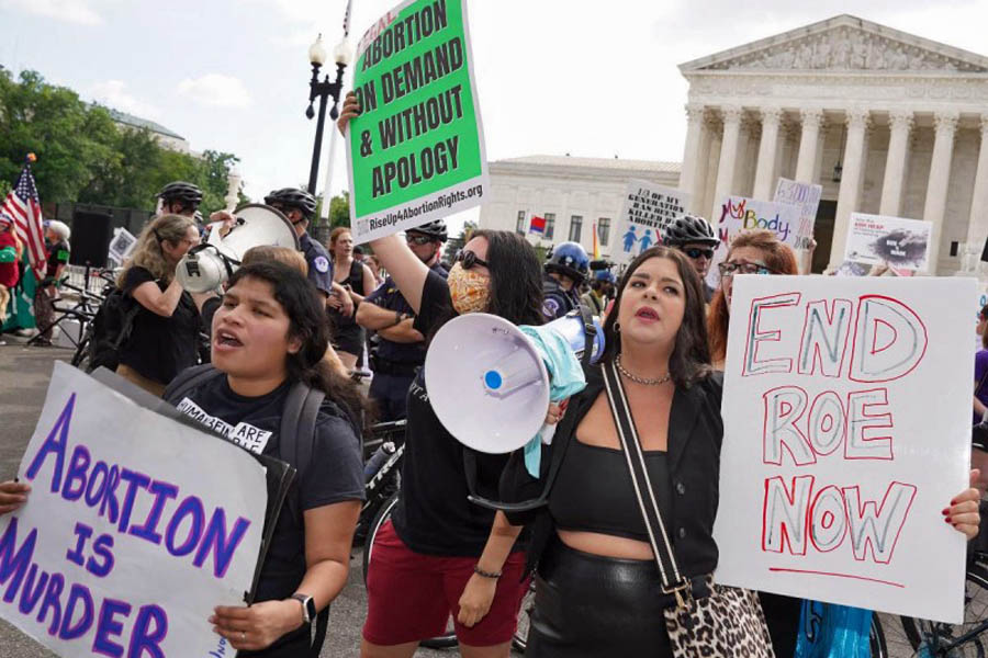 Revocó Corte de EU derecho constitucional al aborto