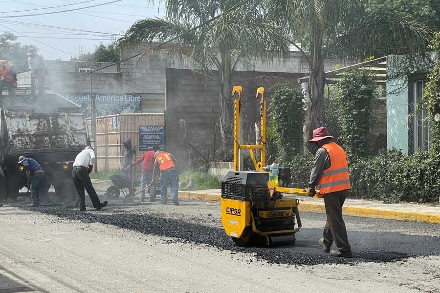 Continúa Cuautlancingo Programa de Bacheo en calle Morelos