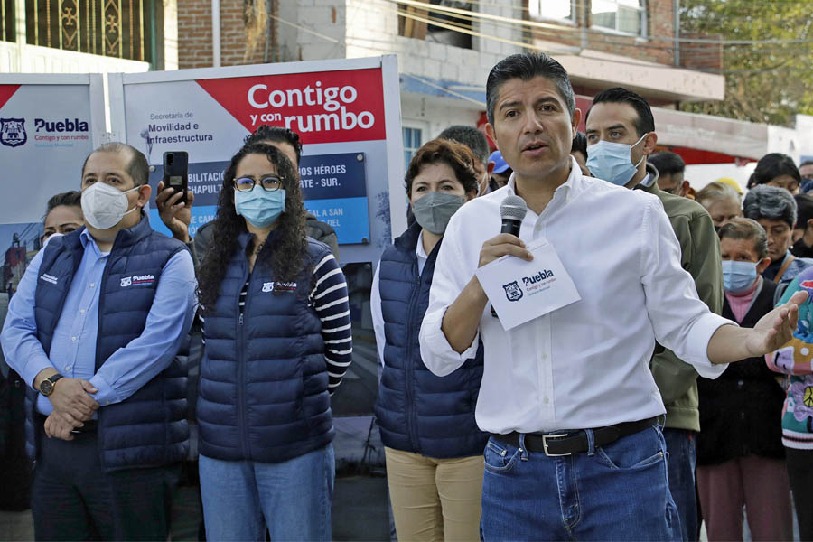 Entregó Eduardo Rivera obra de pavimentación en Caleras