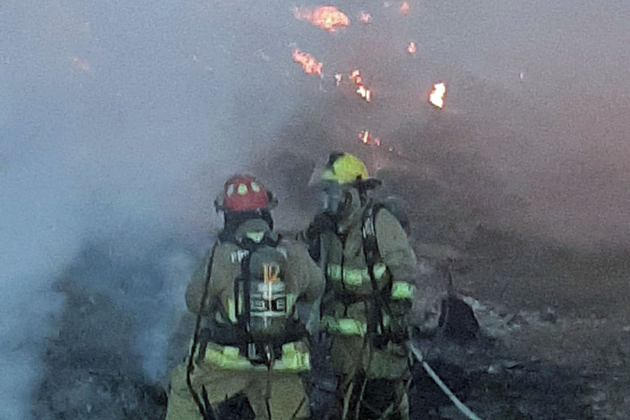 Fuerte incendió se registró en planta recicladora en Canoa