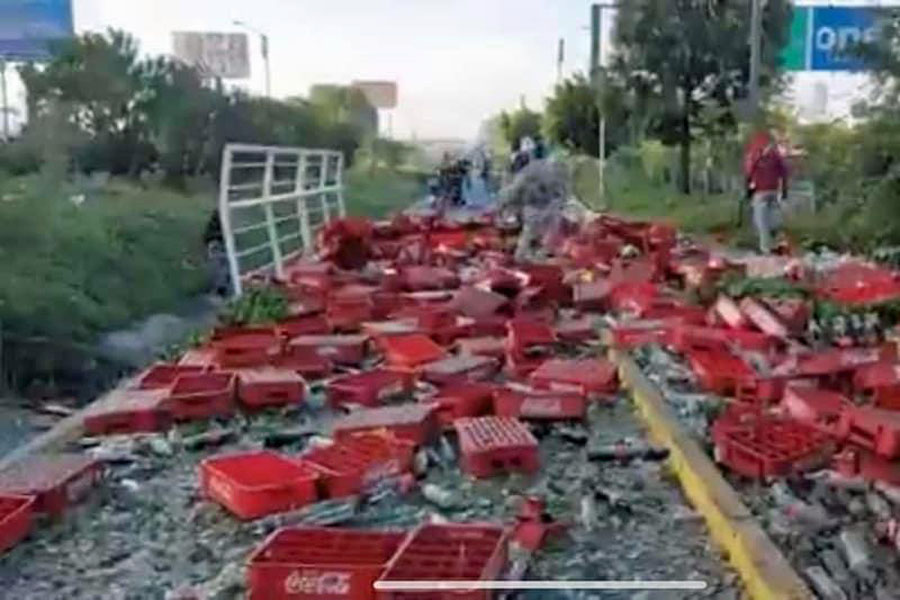 Volcó camión de Coca-Cola en el Anillo Periférico