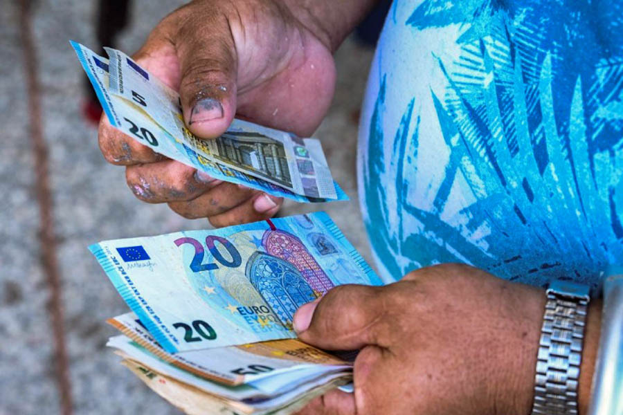 Empezó Cuba a vender dólares para crear mercado cambiario