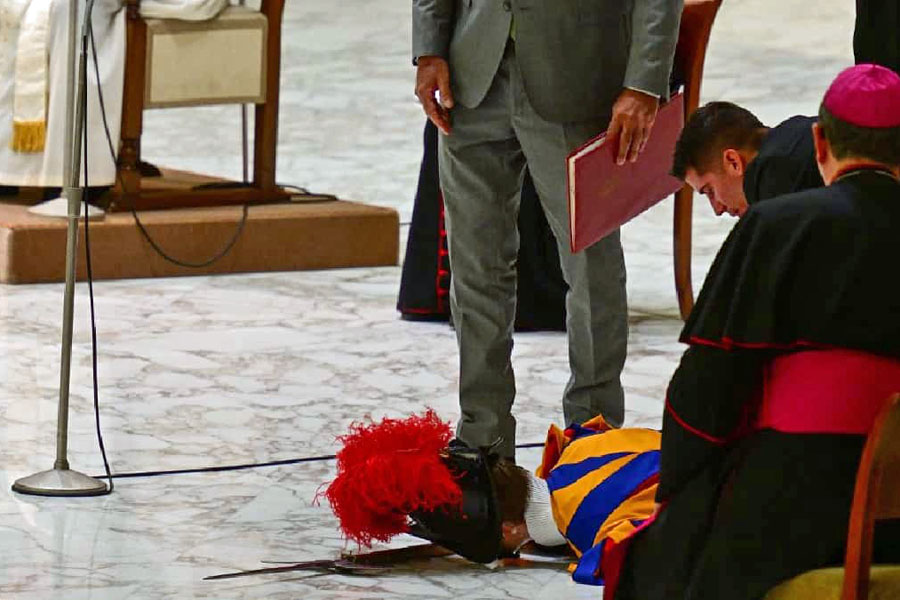 Se desmayó guardia suizo en audiencia del Papa Francisco