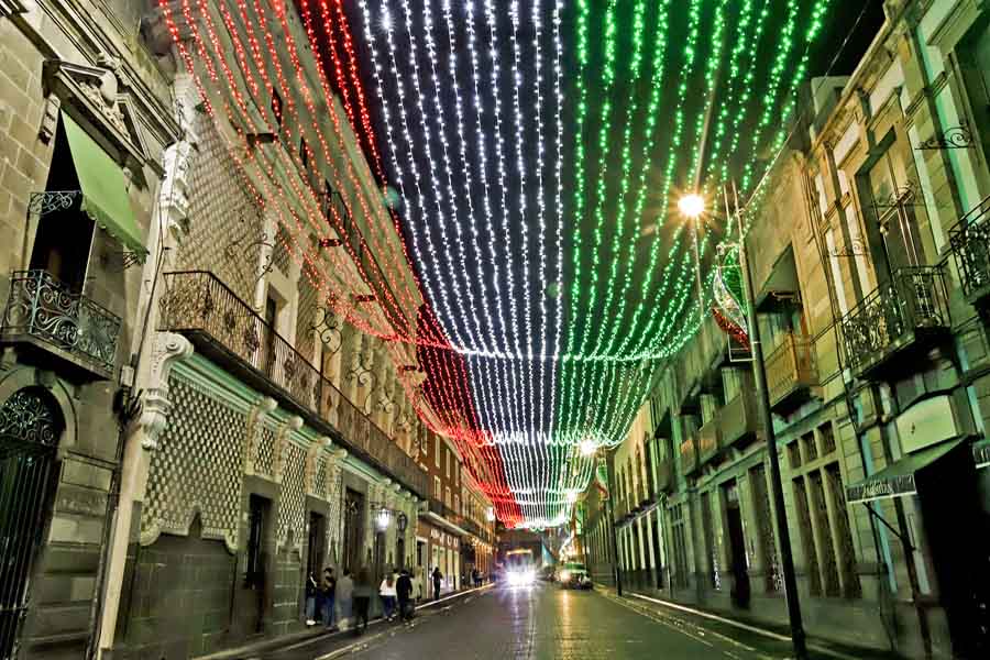 Encendió Eduardo Rivera alumbrado de fiestas patrias