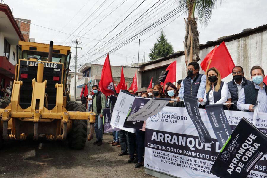 Inició Paola Angon pavimentación en calle de Momoxpan