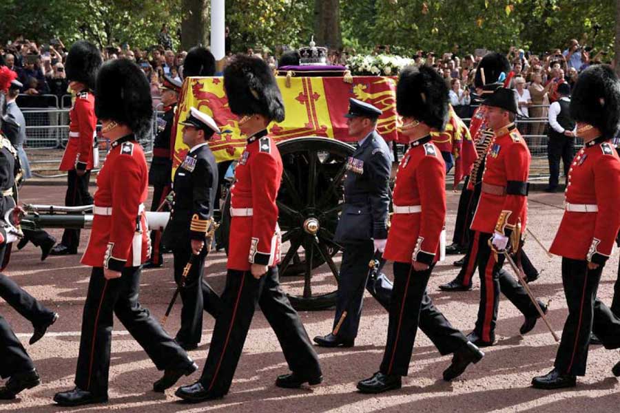 Escoltan Carlos y sus hijos féretro de Isabel II en Londres