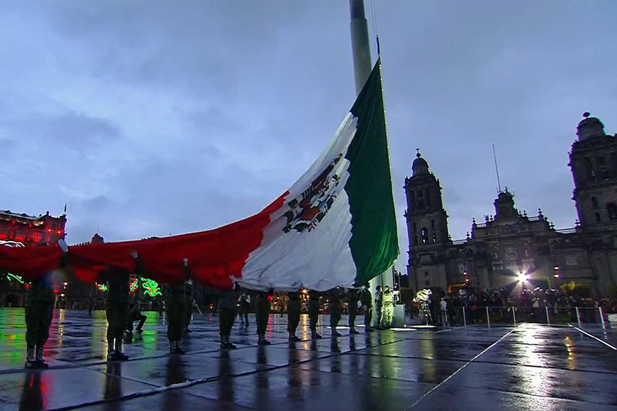 Izó AMLO Bandera a media asta por sismos de 1985 y de 2017