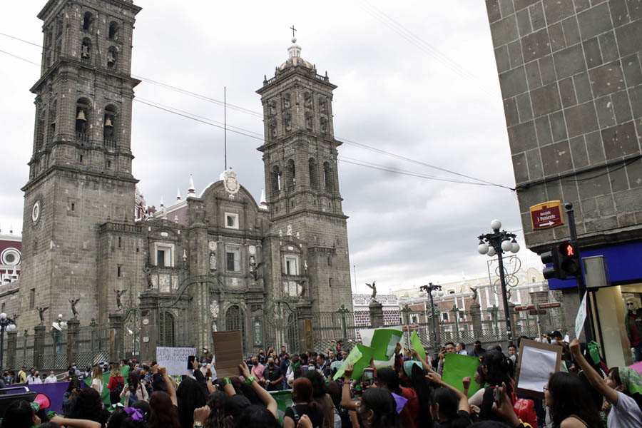 Aborto legal, seguro y legal piden poblanas en marcha