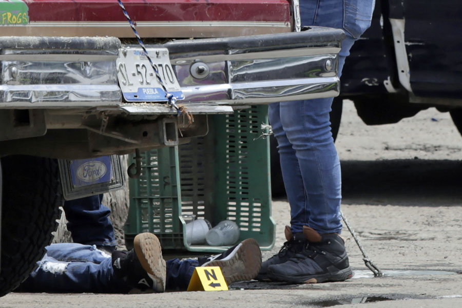 Ejecutan a sujeto en el mercado Morelos y dejan narcomensaje