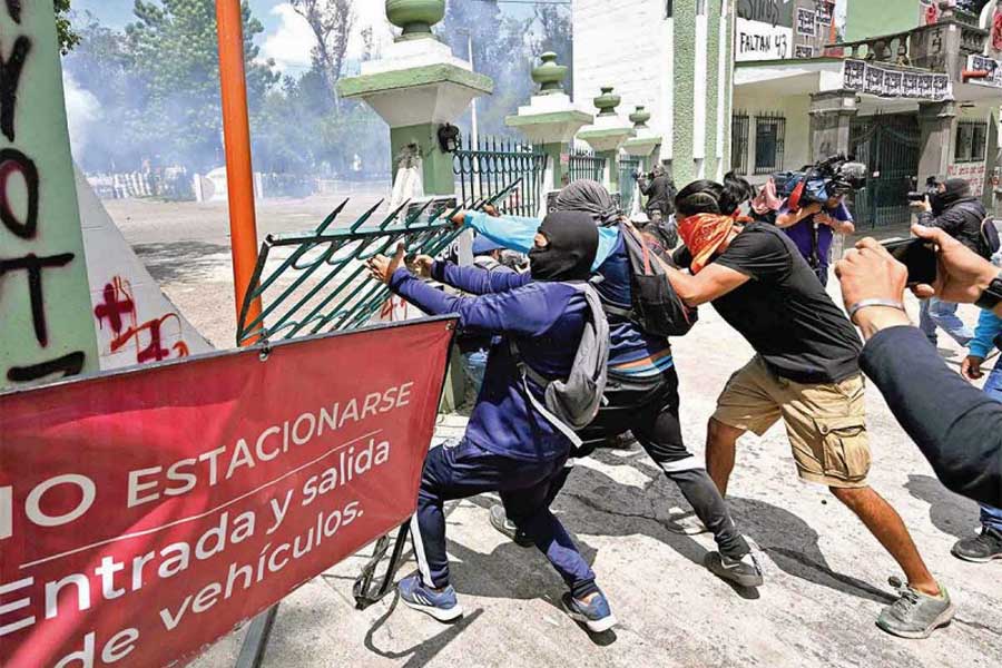 Dejó 39 policías lesionados marcha por la paz de Ayotzinapa