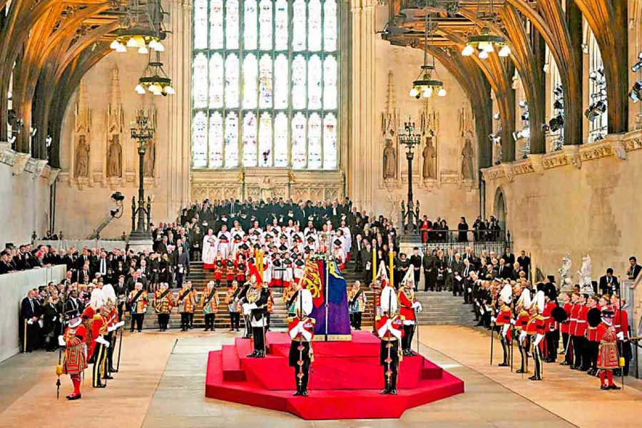 Llegaron restos de Reina Isabel II a su última parada