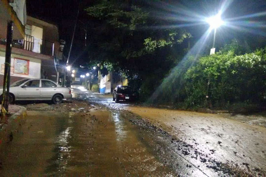 Fuerte lluvia provocó inundación de calles de Zacatlán