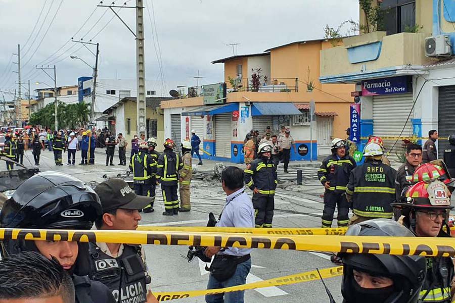 Dos muertos al caer avioneta en parque de Ecuador