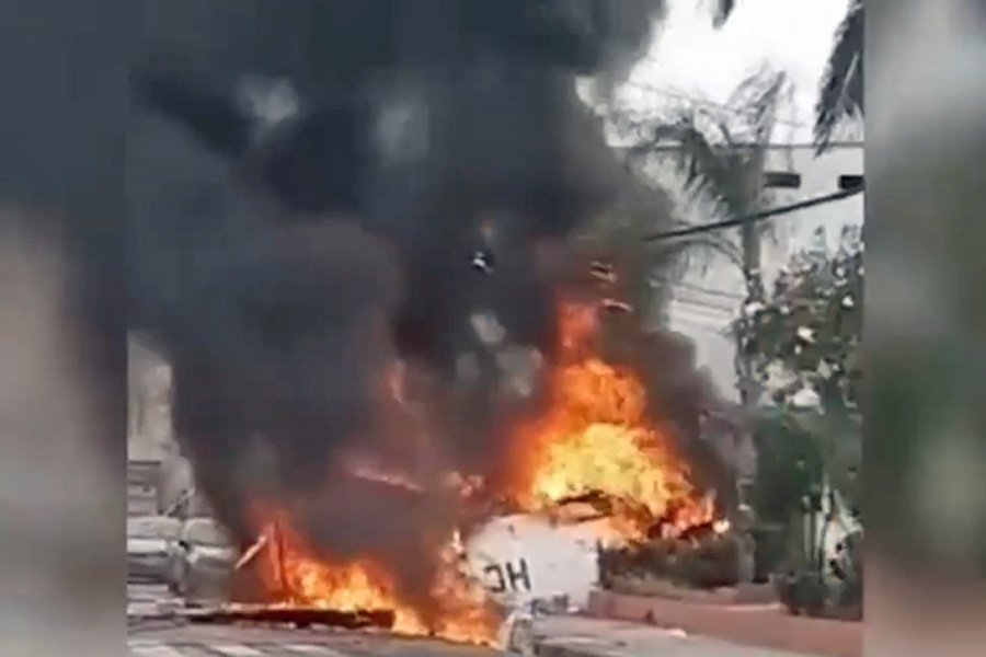 Dos muertos al caer avioneta en parque de Ecuador