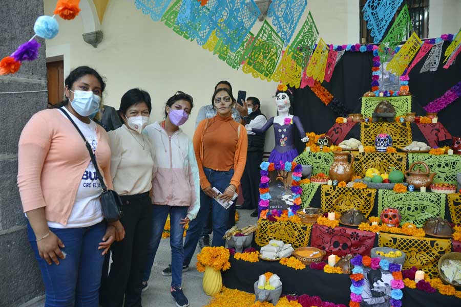 Honra BUAP cultura y tradiciones con ofrendas y concursos