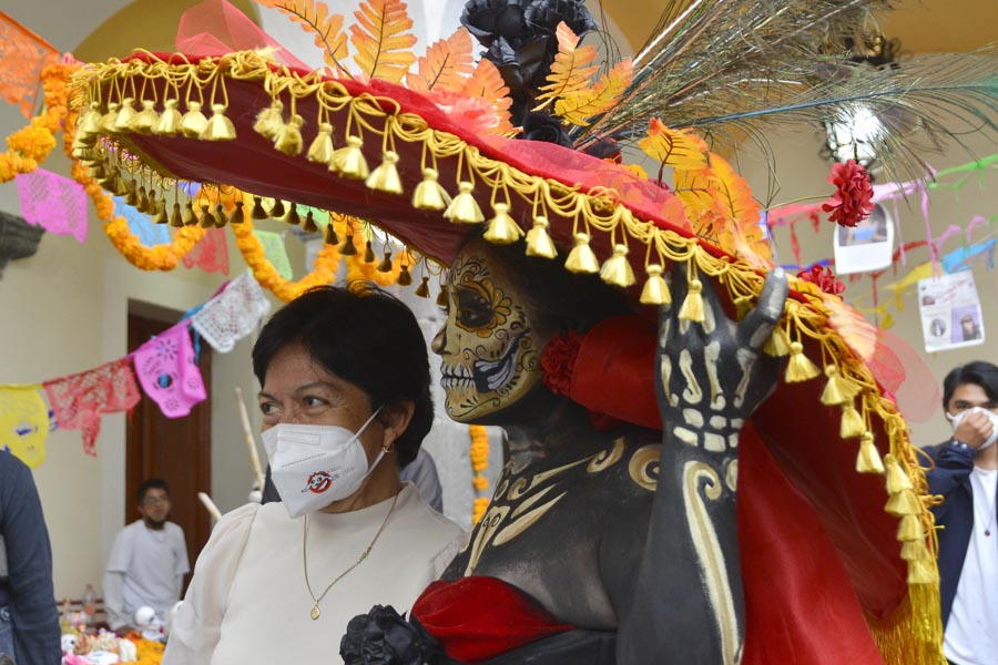 Honra BUAP cultura y tradiciones con ofrendas y concursos