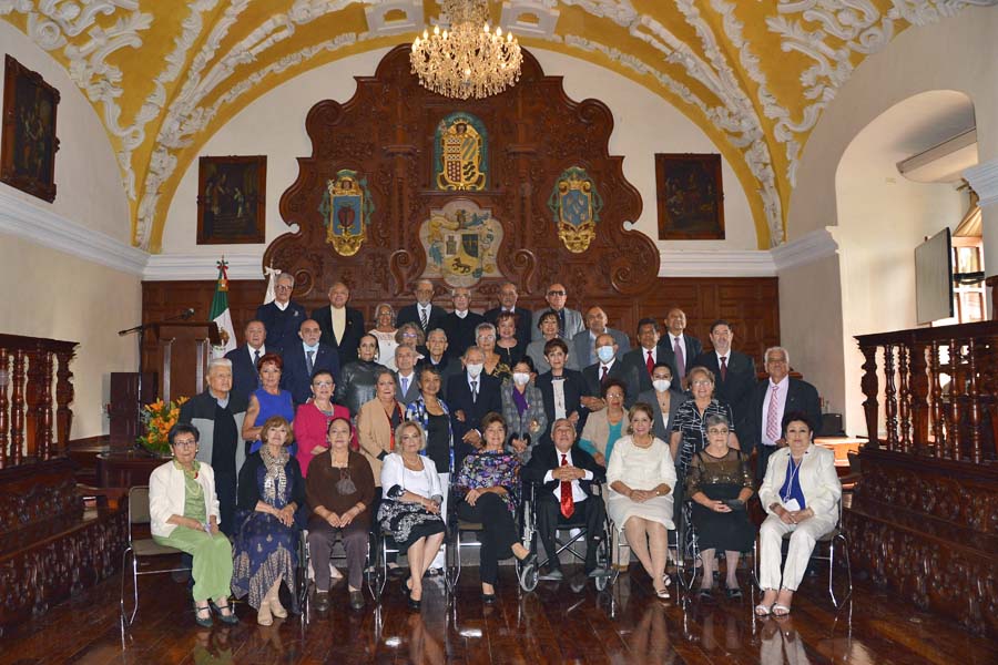 Celebró Lilia Cedillo 50 años de generación de Odontología