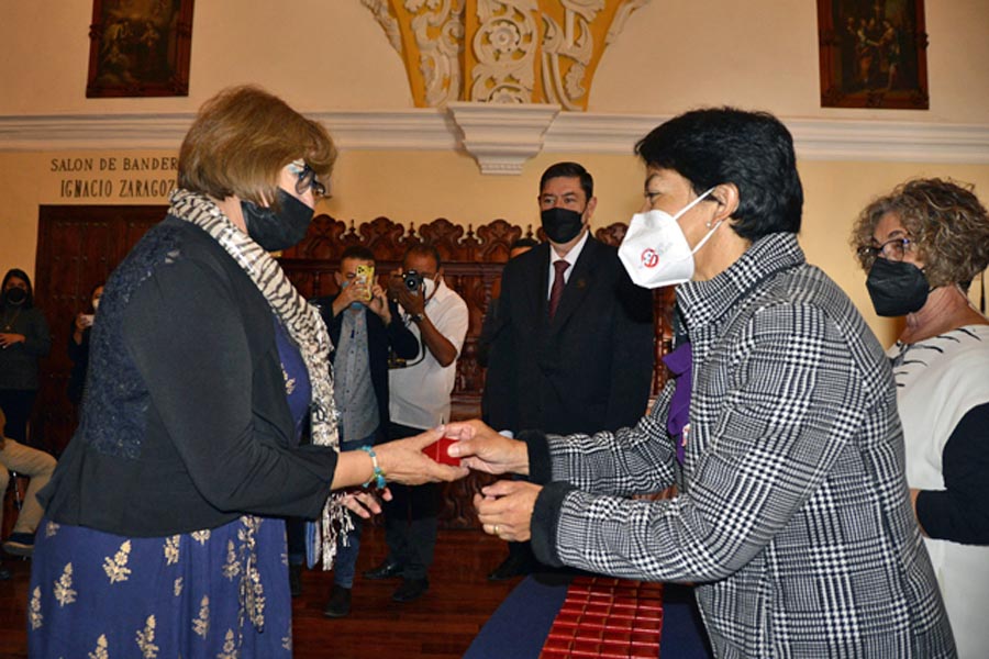 Celebró Lilia Cedillo 50 años de generación de Odontología