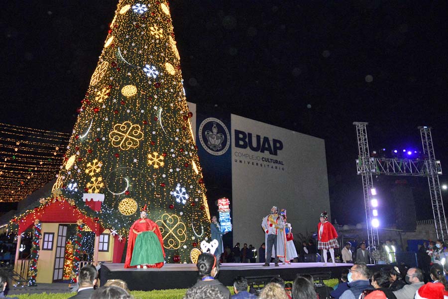 Encendió rectora de la BUAP árbol navideño en el CCU