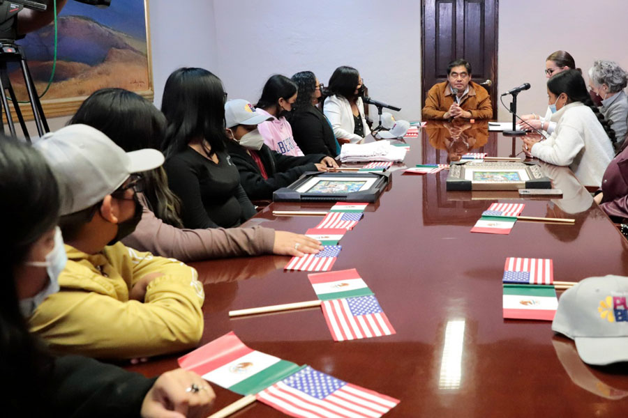 Convivió Barbosa con hijos de migrantes poblanos