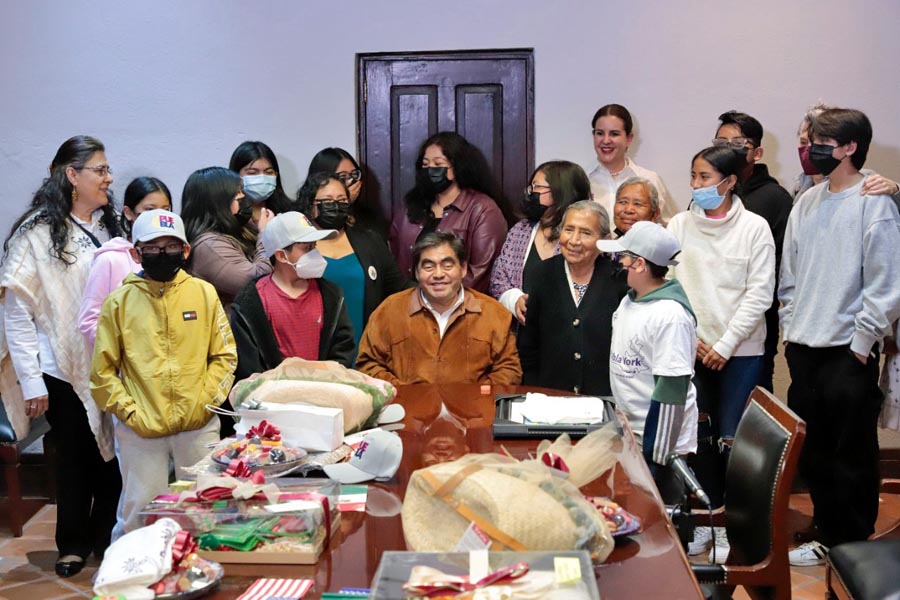 Convivió Barbosa con hijos de migrantes poblanos