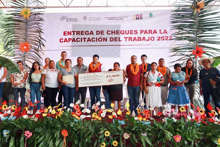 Entregó Biestro becas de capacitación en la Sierra Norte