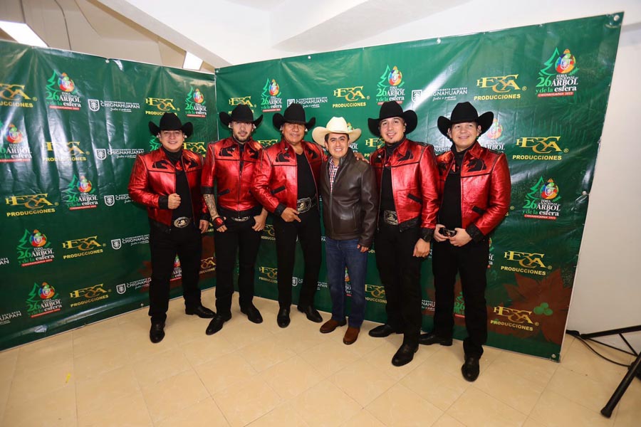 Abrió Bronco la Feria del Árbol y la Esfera de Chignahuapan