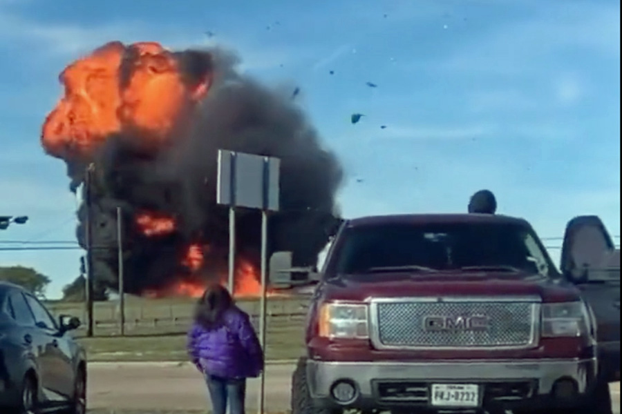 Chocaron dos aviones durante show aéreo en Dallas