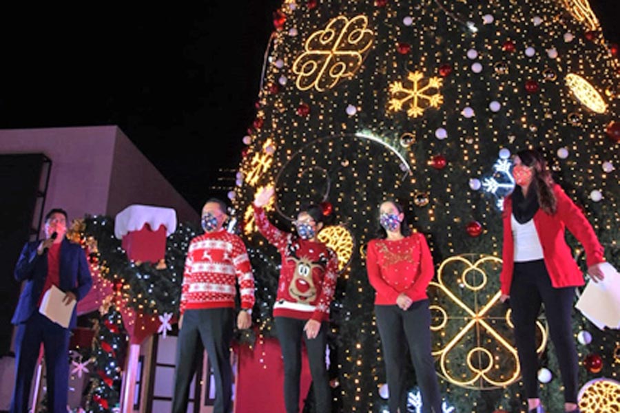 Encendió rectora de la BUAP árbol navideño en el CCU