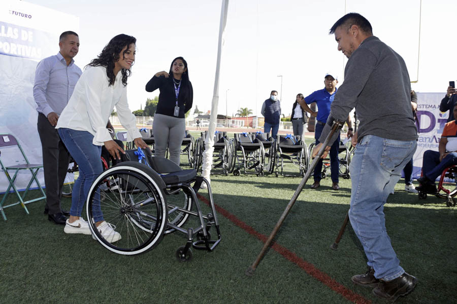 Entregó Mundo Tlatehui 30 sillas de ruedas semi deportivas