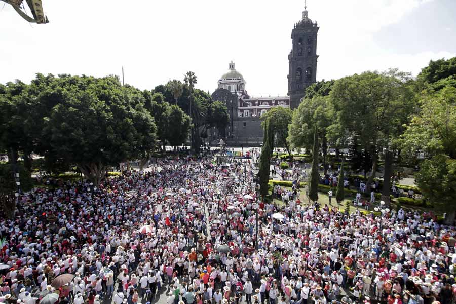 En Puebla también marcharon miles en defensa del INE