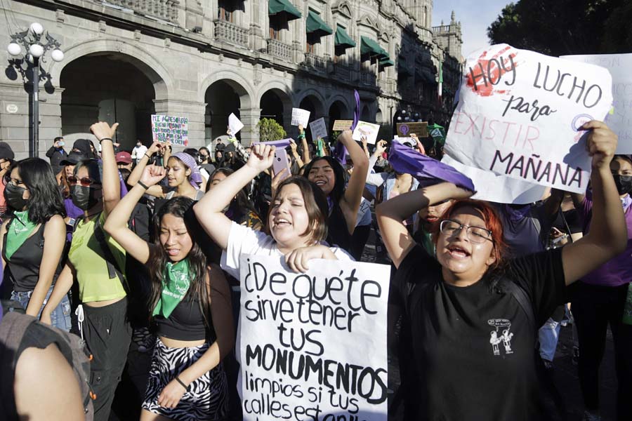 Marchan mujeres en Puebla para pedir alto a la violencia