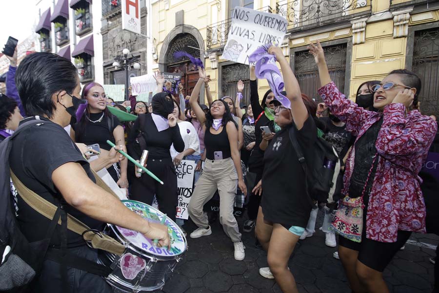 Marchan mujeres en Puebla para pedir alto a la violencia