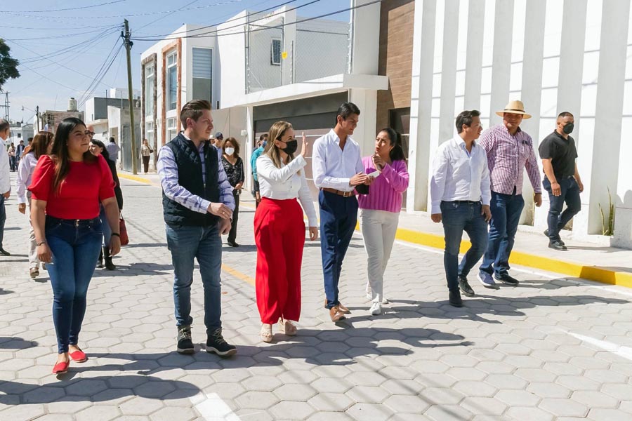 Inauguró Paola Angon adoquinamiento en Manantiales