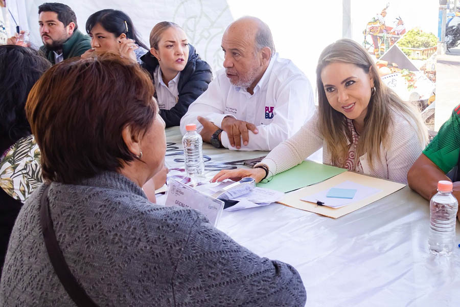 En Momoxpan y Cocoyotla Paola Angon acercó servicios y obras