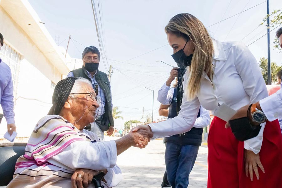 Inauguró Paola Angon adoquinamiento en Manantiales