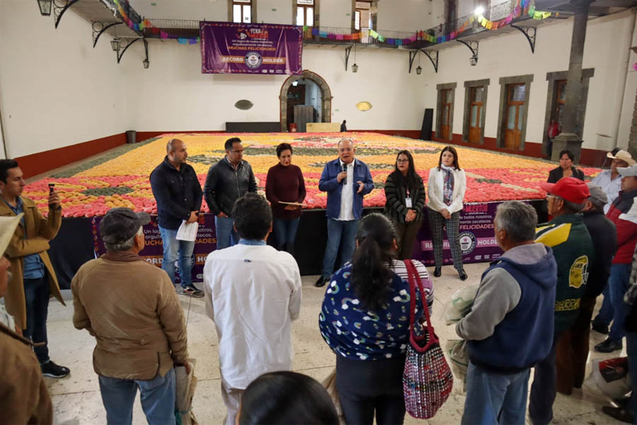 Entregó Pepe Márquez pan de catrina a productores del campo