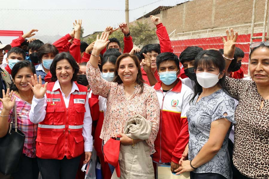 Nombran a Dina Boluarte como presidenta de Perú