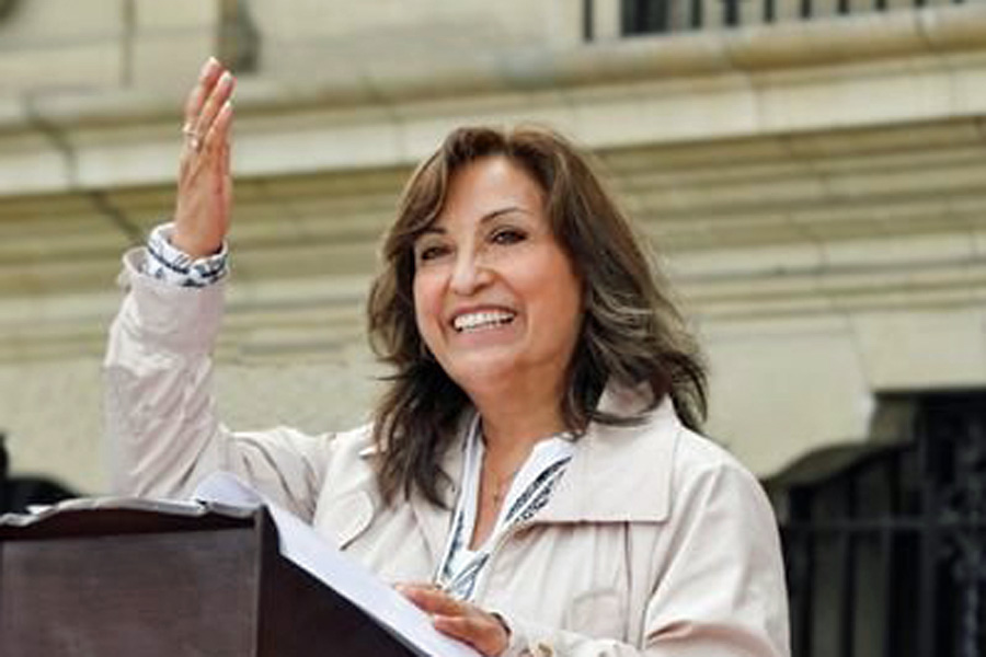 Nombran a Dina Boluarte como presidenta de Perú