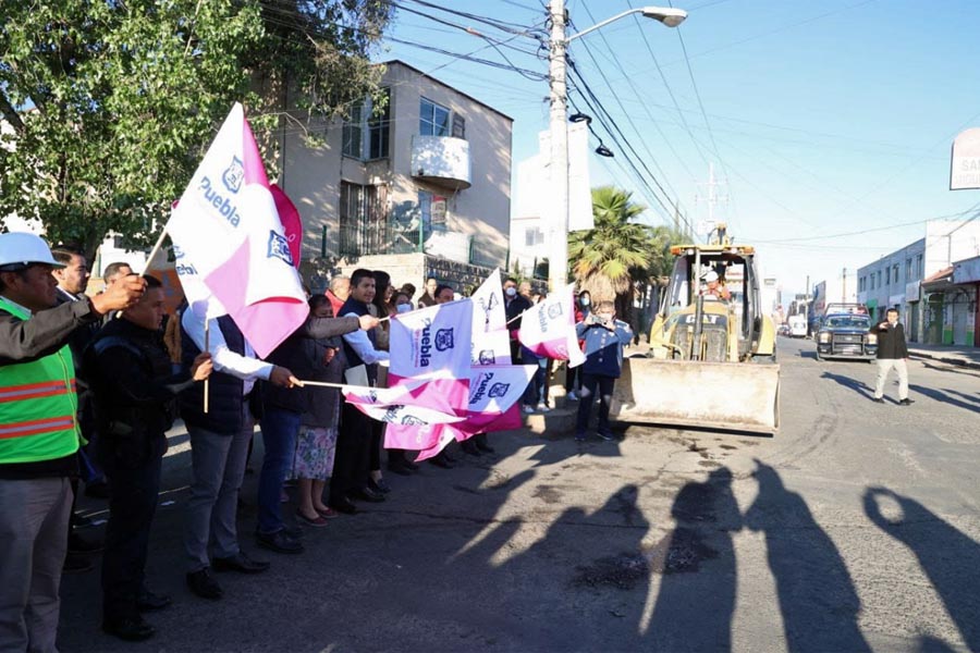 Inició Eduardo Rivera pavimentación de calle en Coatepec