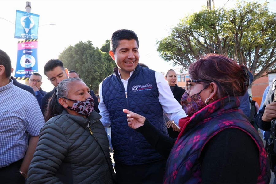 Inició Eduardo Rivera pavimentación de calle en Coatepec