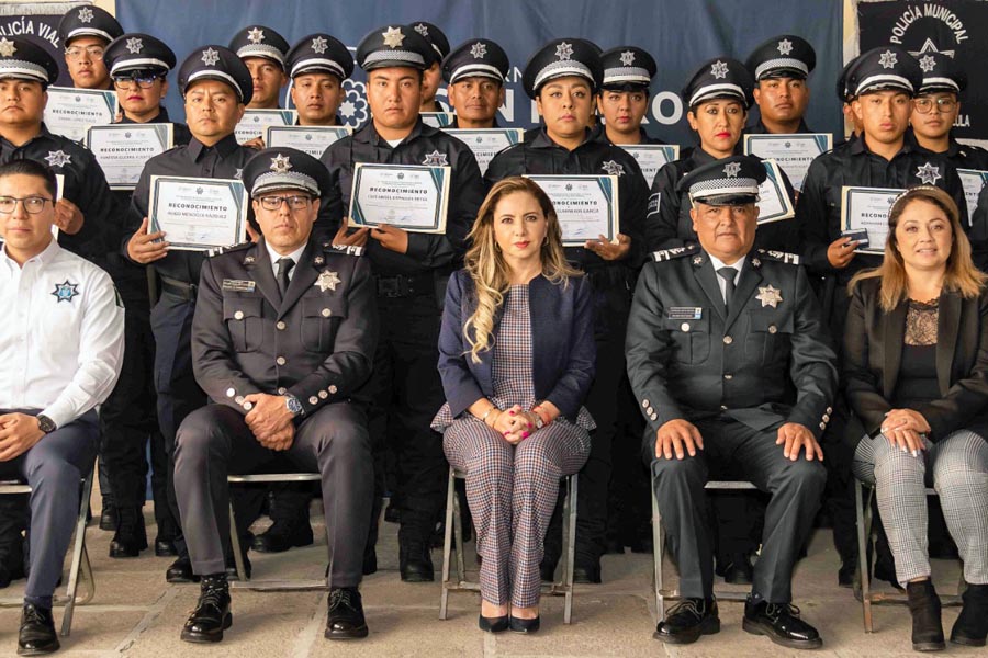 Encabezó Paola Angon graduación de 27 policías para Cholula