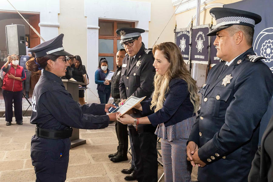 Encabezó Paola Angon graduación de 27 policías para Cholula