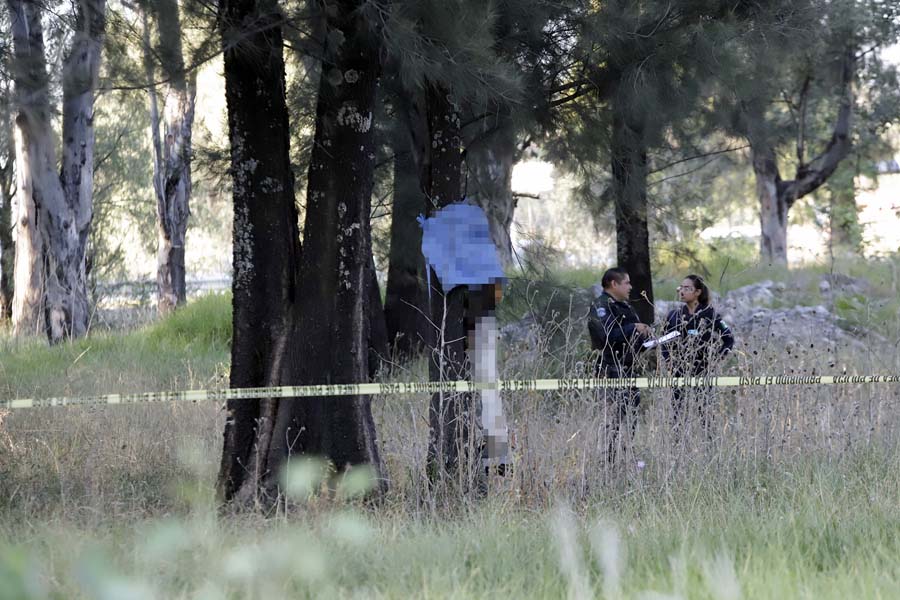 Salió sujeto por la puerta falsa colgándose en la autopista