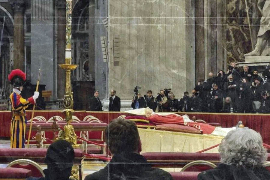 Despiden al Papa Benedicto XVI en la Capilla Ardiente