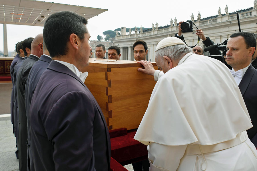 Sepultan al Papa emérito Benedicto XVI en Grutas Vaticanas