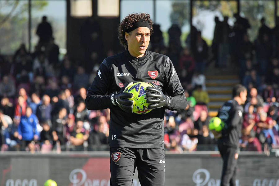 Gran Debut de Ochoa en el Salernitana, aunque perdió